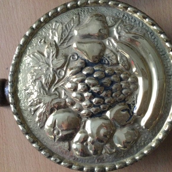 2 vintage wall hangers with brass fruits plate wood handle made in England - Picture 3 of 10